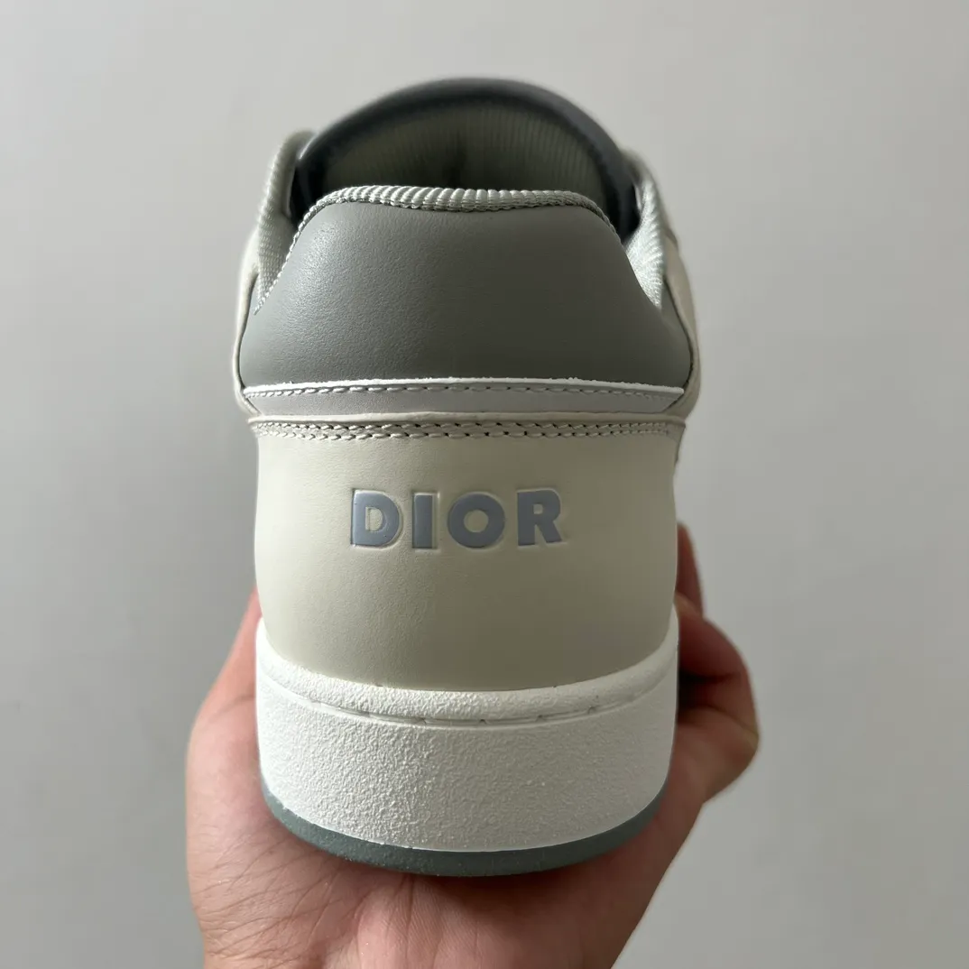 👟👟Ex-factory price 560👟👟 Men's size +10 Dior B27 series ✨2024 upgraded version purchasing agent grade ✨Super🔥sports shoes👫couple shoes. The high version 1:1 adopts oil edge lasting technology, the fabric is imported first-layer cowhide + high-tech fabric, and the inner cowhide + customized lining. TPU original engraved outsole. More than 30 colors of high-soled boots are available. Size: 35-42 for women and 38-46 for men. Bosses are welcome to compare...
